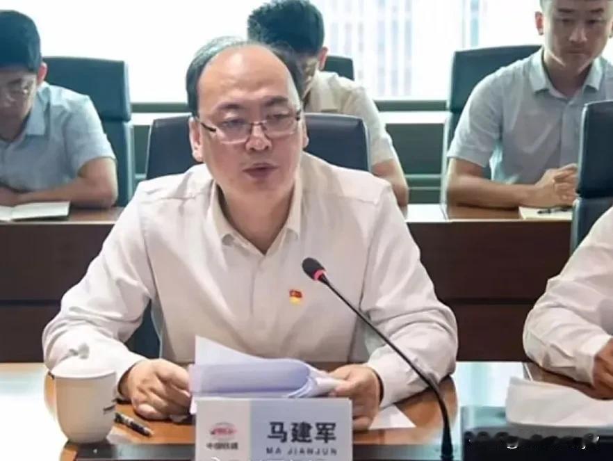 马总坠楼身亡！

因问责导致抑郁症发作。

具体细节中铁不方便透露。

你说巧合