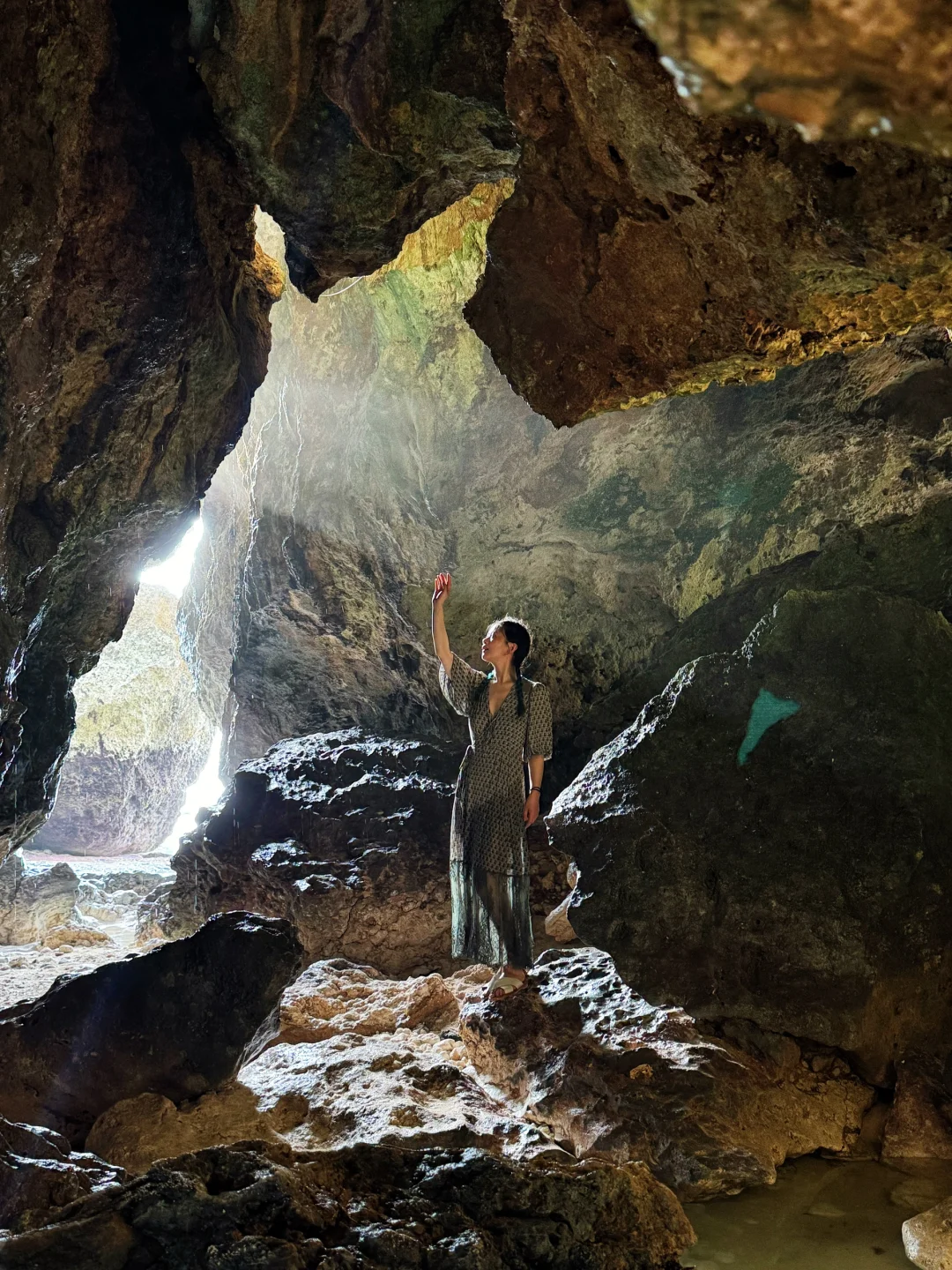 在巴厘岛绝美洞穴沙滩拍到了人生照片