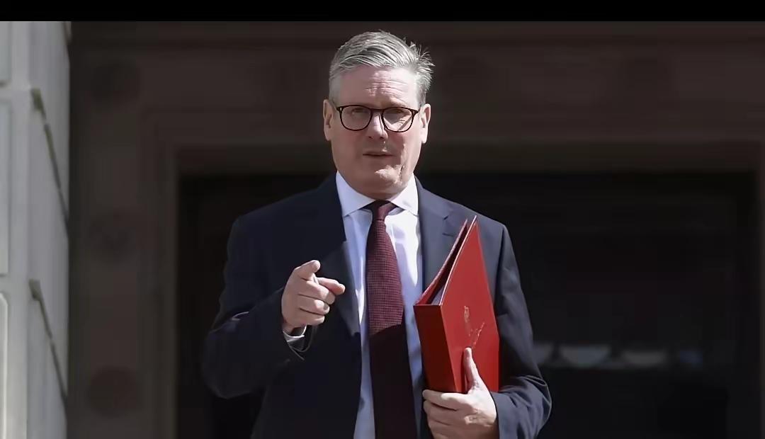 英国近十年来，也就是脱欧后，英国首相换得非常频繁，平均不够两年就换一位，斯塔默现