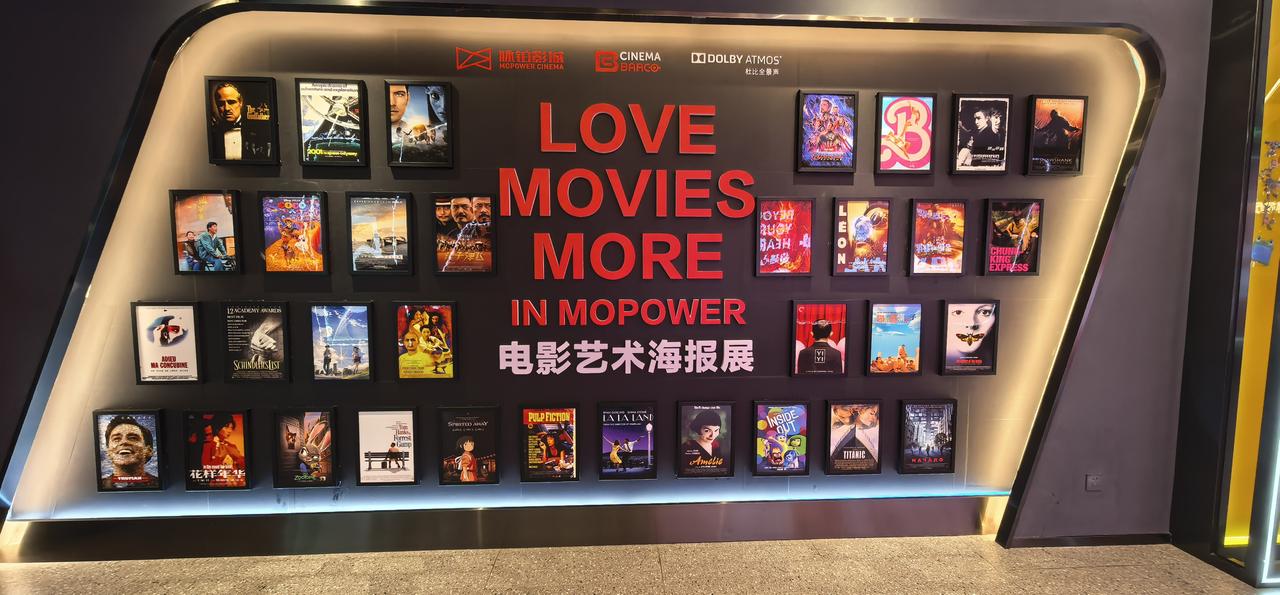 迟一点时间的电影艺术海报展（图一）里一定会加上图二的海报进去。图一里海报的电影都