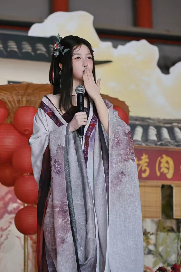 虞书欣何盼我们常相盼虞书欣小石榴共赴盛会虞书欣何盼我们常相盼，虞书欣小石榴共赴盛