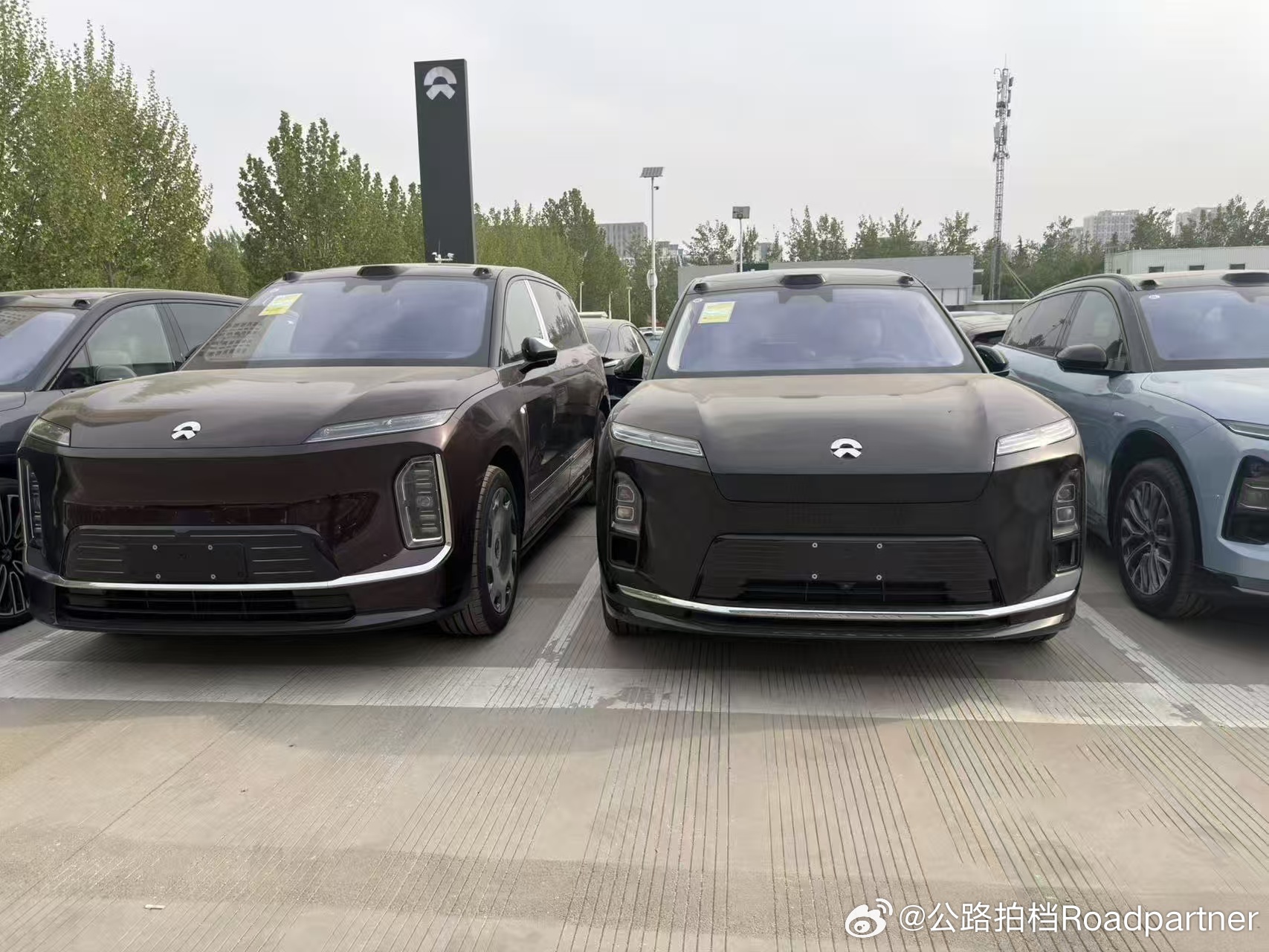 车友群看到一张照片这应该是我第一次看到ES9和ES8同框ES8够大了吧？🤔🤔