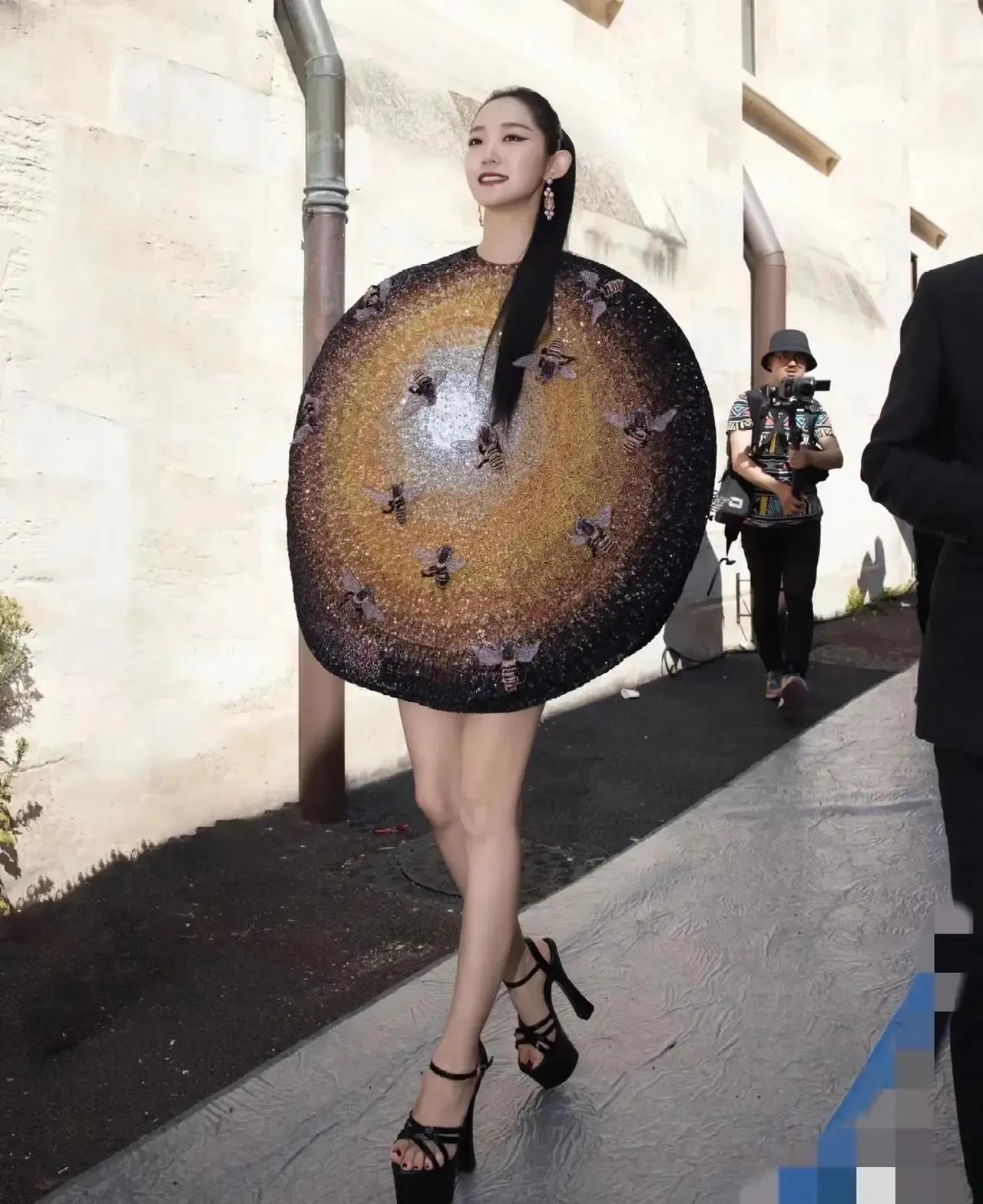 是我不懂时尚吗？这么漂亮的美女，巴黎时装周穿成这样，实在是让人无法理解！

不得