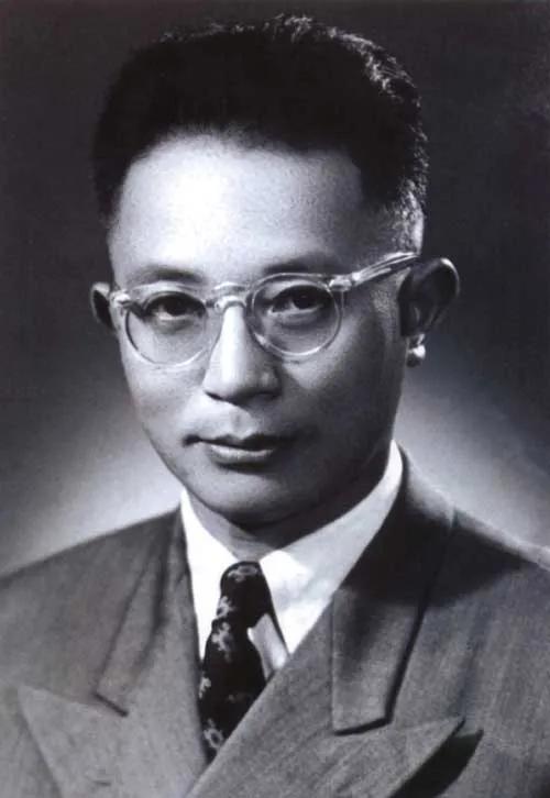 1950年，一列火车上，音乐家王莘突然大哭不已，乘客都以为他“神经病”，但王莘毫