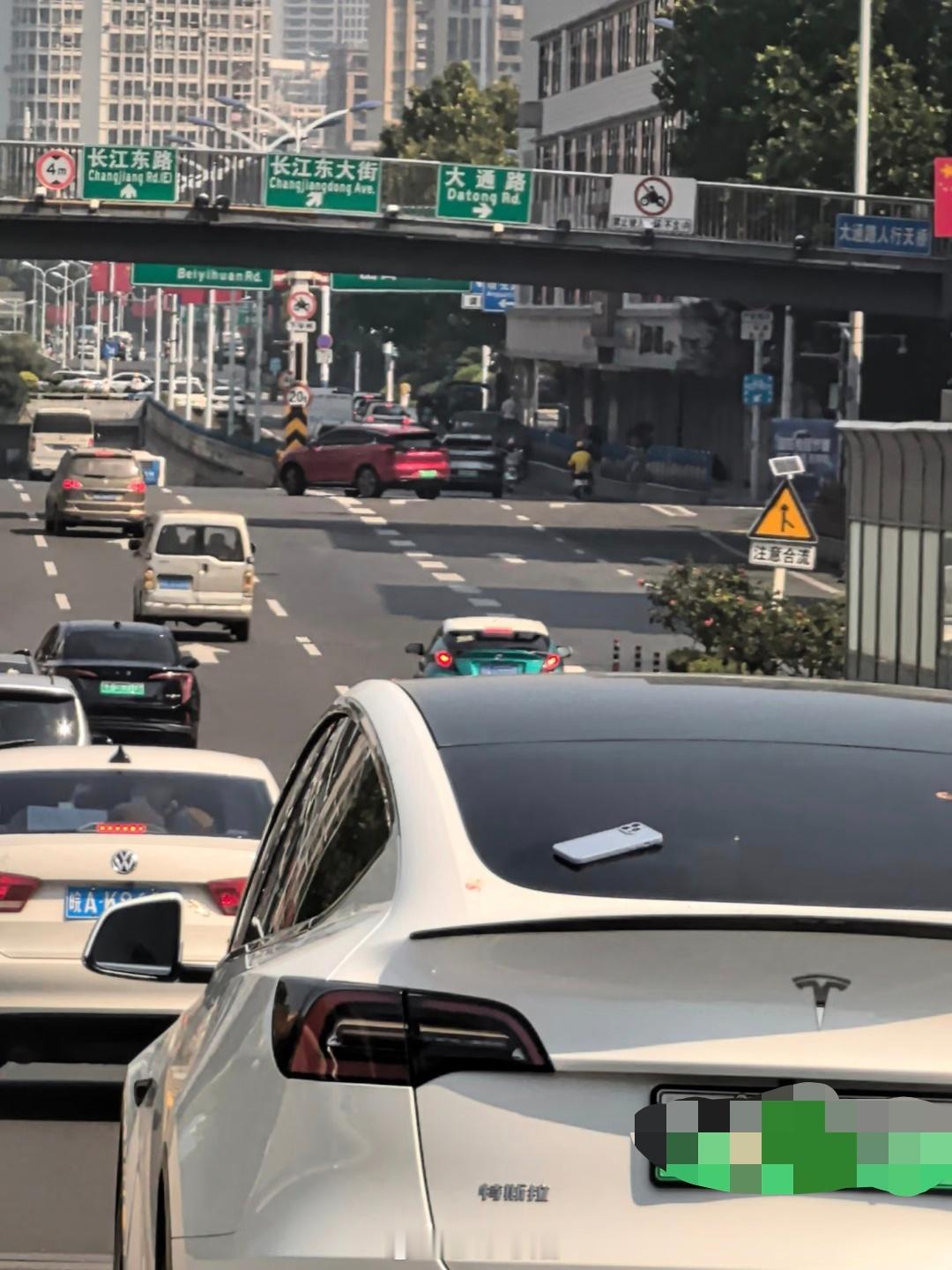遇到这种情况，你会怎么办？是想法子告诉车主，还是等着看手机啥时掉下来 ​​​