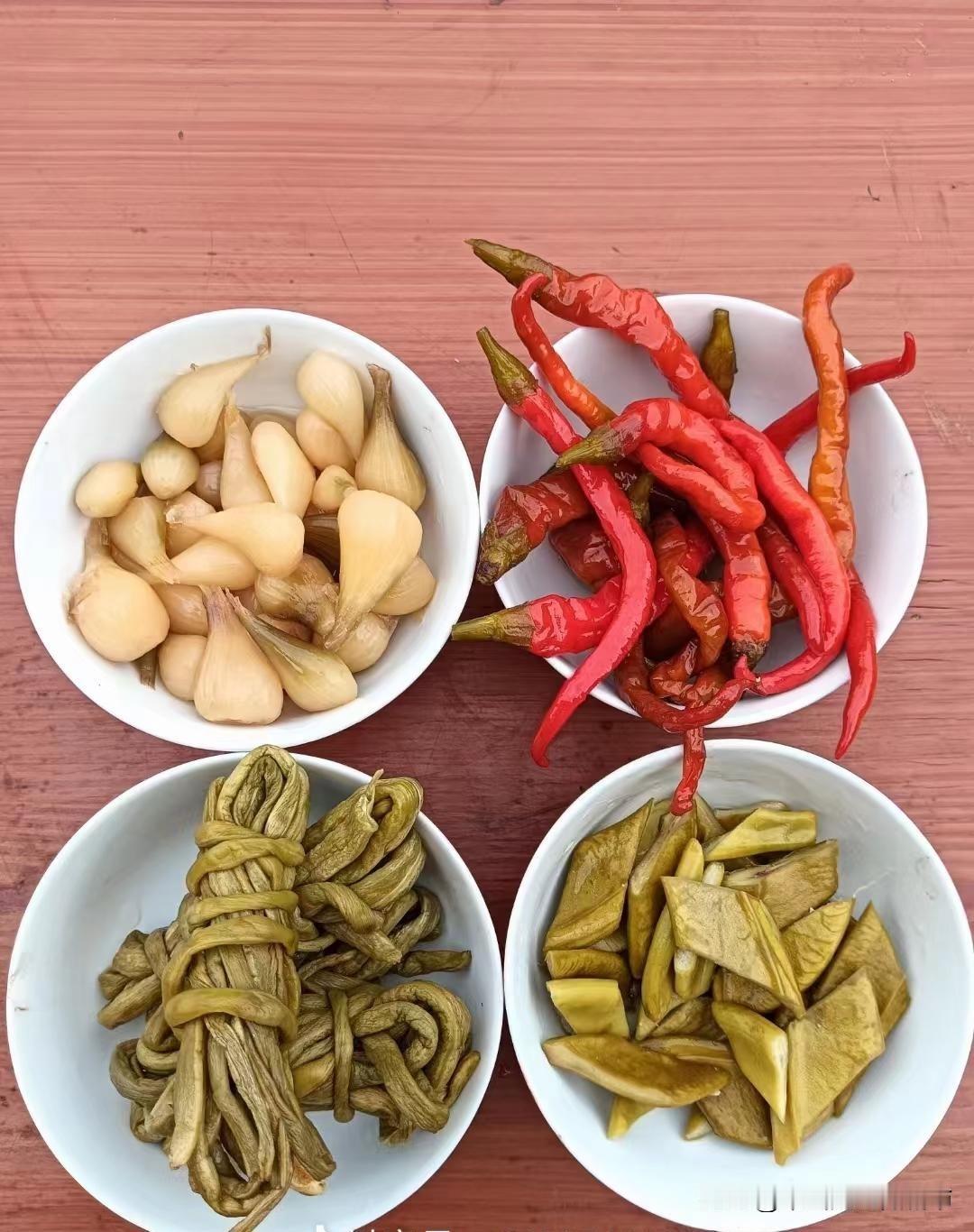 图里这4样湖南坛子菜，你们哪里叫什么？
 
1. 左上：腌藠头（耒阳叫藠子/盐藠