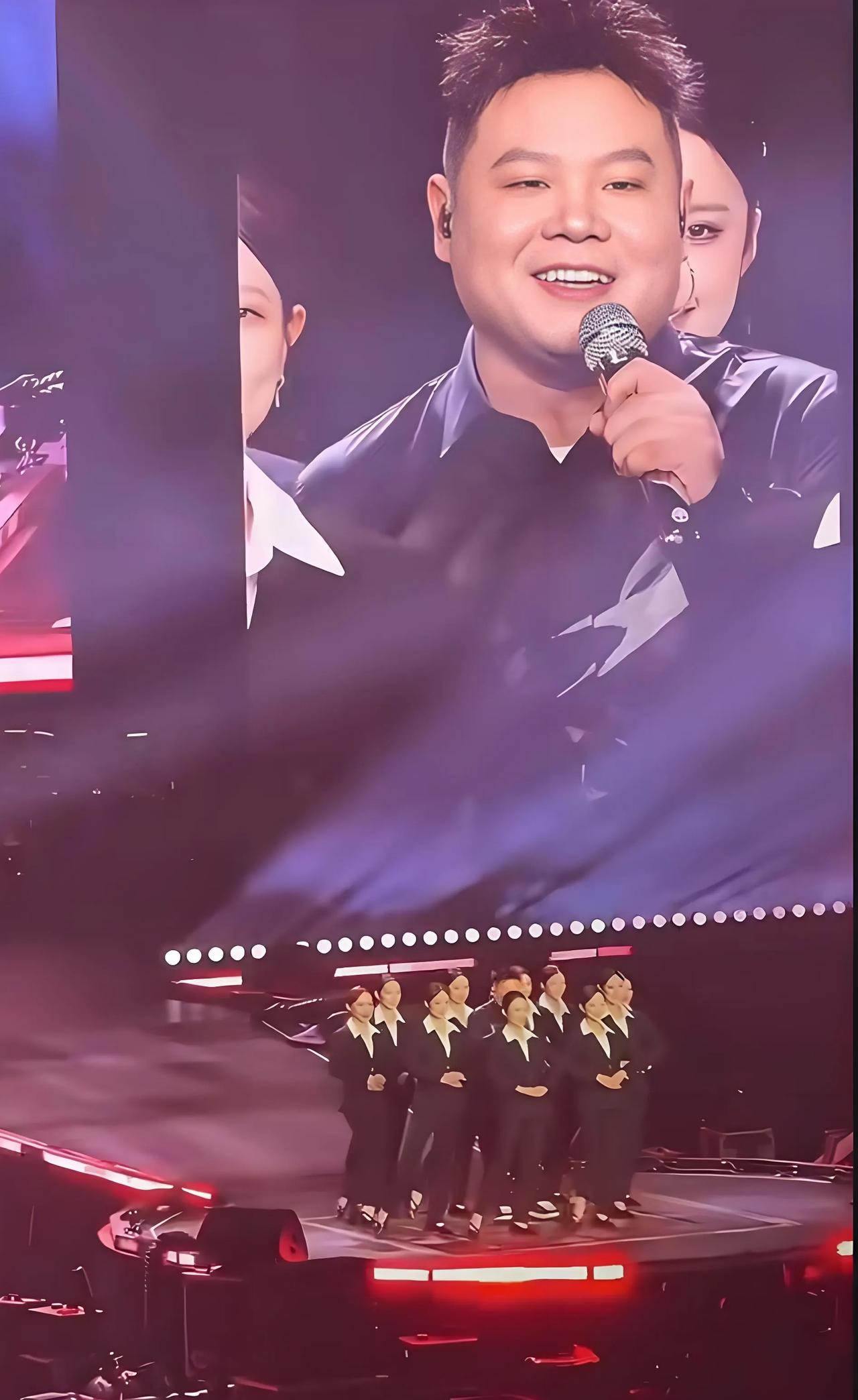 还以为欧豪发福了，仔细一看竟是小岳岳，太好笑了！每次见小岳岳都忍不住嘴角上扬，心