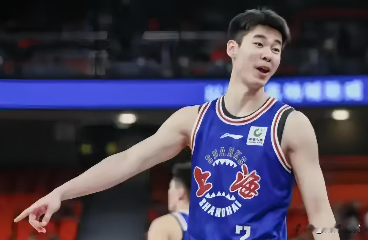 CBA球星点评郭昊文在本赛季状态炸裂，稳居本土得分王，突破犀利冲击力极强，关键球