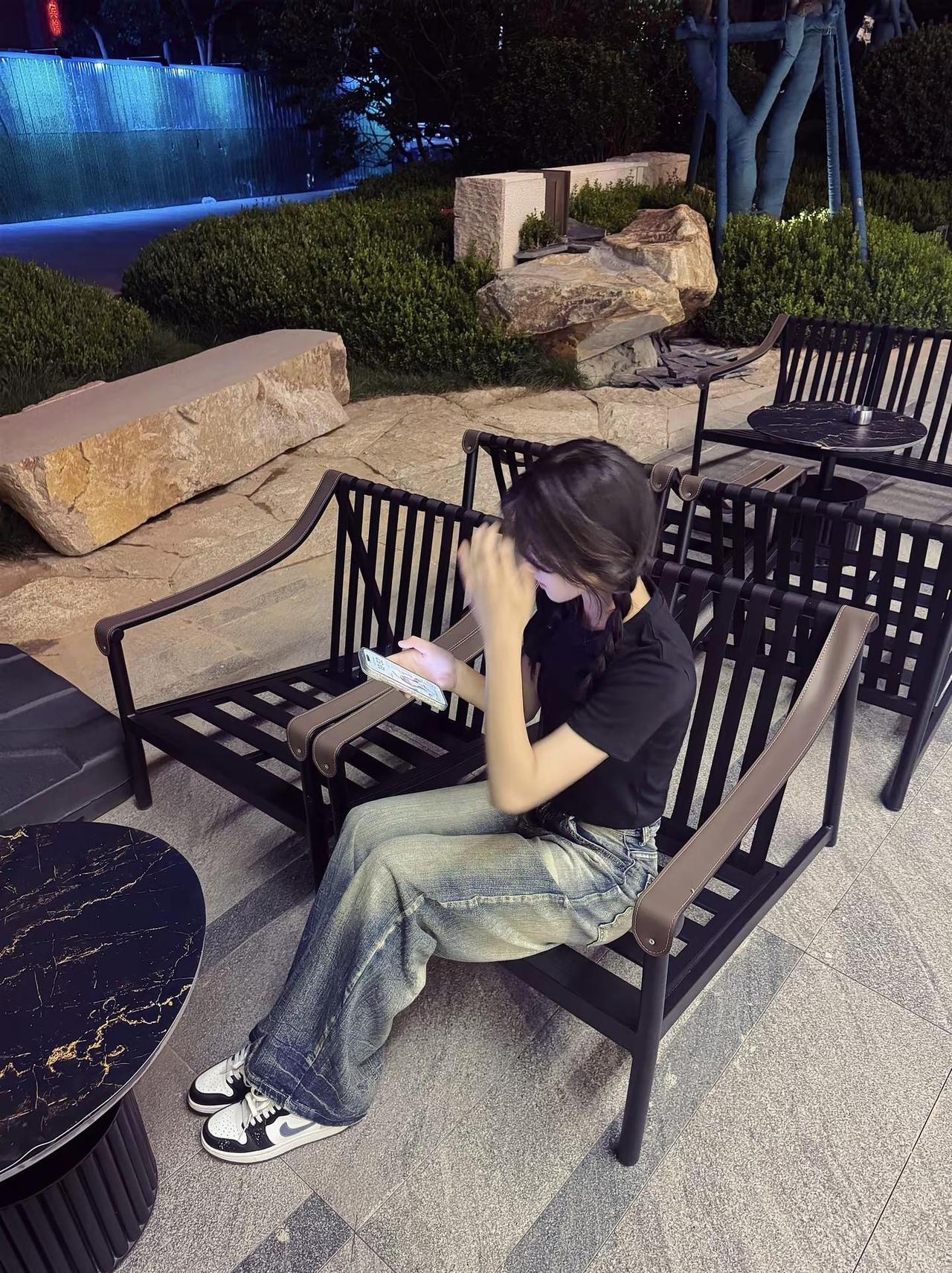 我有一张刻薄的嘴 也是一个频繁流泪的小女孩 我只是想有一个人不会放弃我ootd随