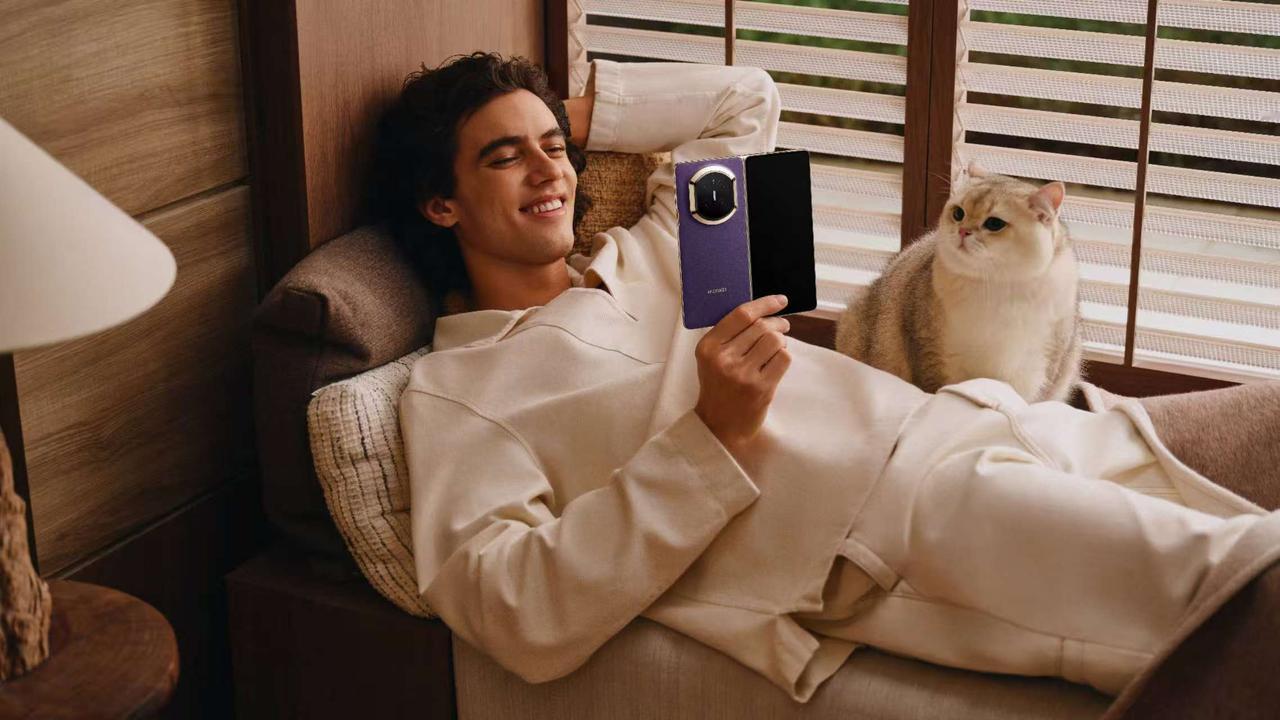 光织云锦，卓然出众。华为MateX7，非遗与科技的跨界融合，握于掌心的艺术大作。