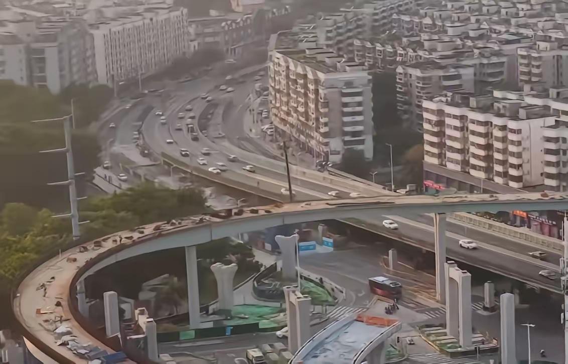 前横路快速路改造晋安段桥梁主梁线贯通那天，刚好路过工地门口，看见挂着的红色横幅，