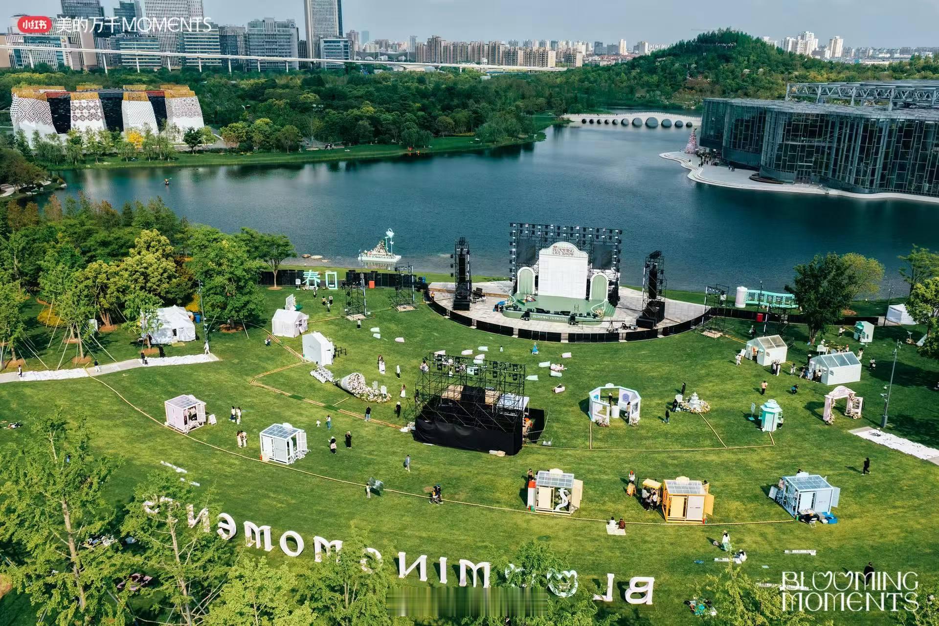 被上海春日音乐现场惊艳到了上海的春天，被一场音乐现场彻底治愈了。晚风、旋律、温柔