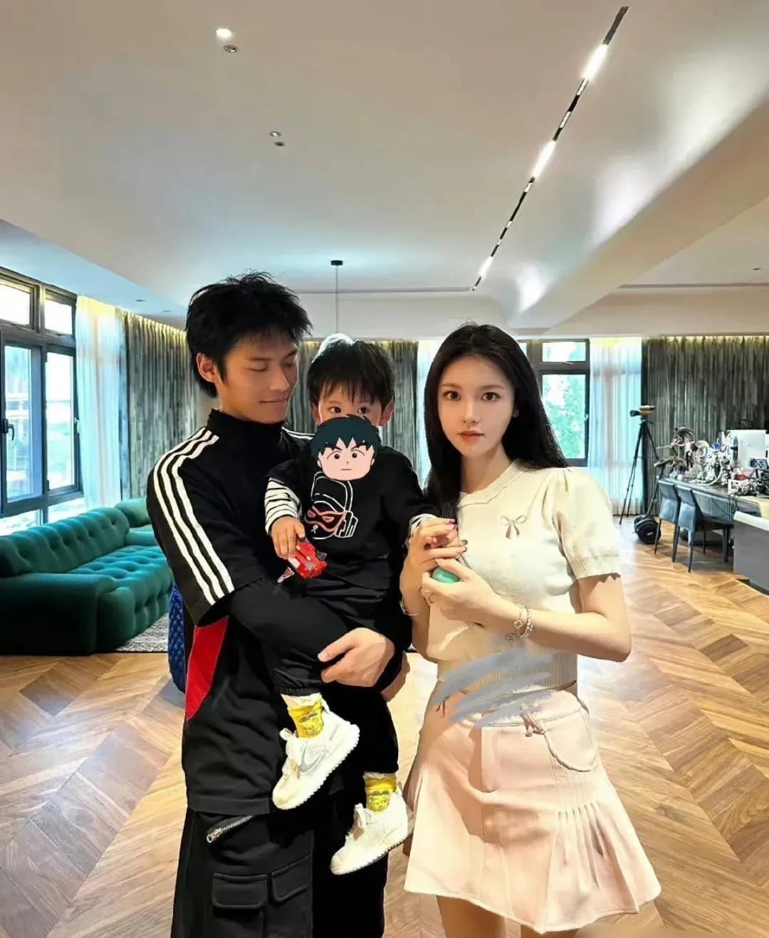 带货大网红“疯狂的小杨哥”晒出了自己一家三口的全家福照片，媳妇长得是真的漂亮，而