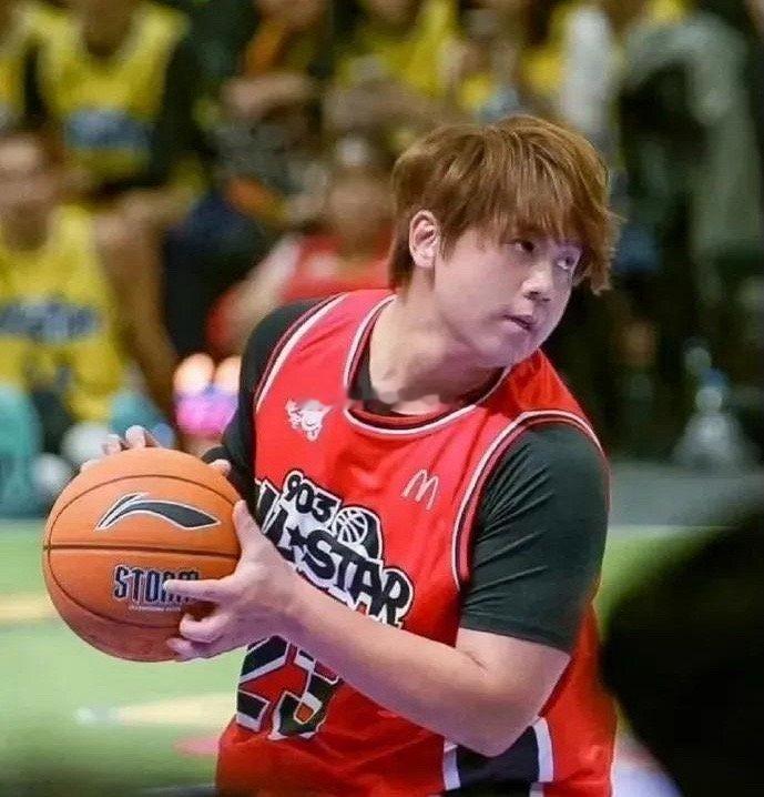 香港顶流姜涛胖成这样了，这还是偶像吗？不少网友调侃，目测得有两百多斤了，隔着屏幕