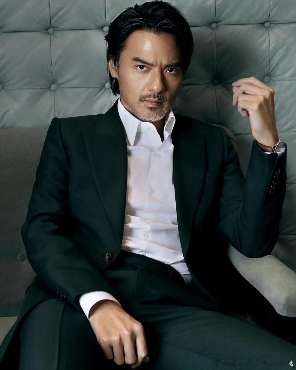 冯德伦不愧是舒淇严选 👖选角有点东西啊！冯德伦在《夜幕下的烟火》里一出场，完全