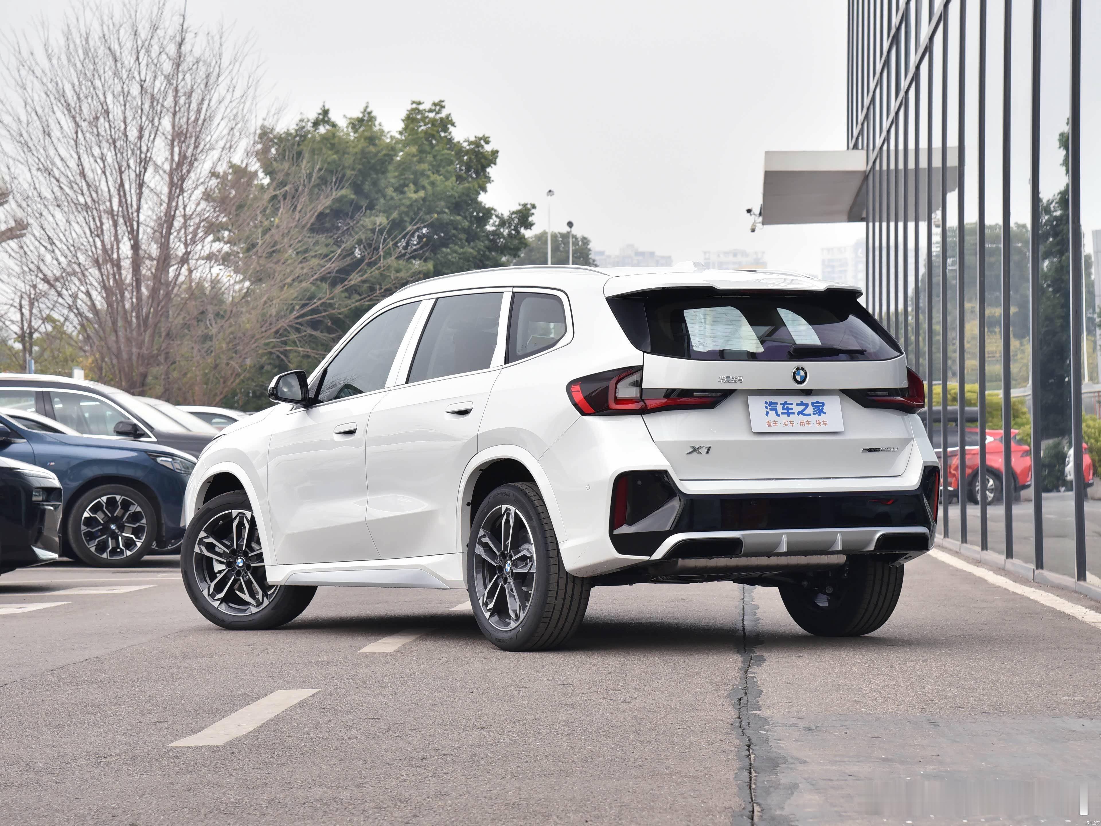 宝马X1 白色 指导价25.8万 全款裸车 155800元现在这车越便宜越没人要
