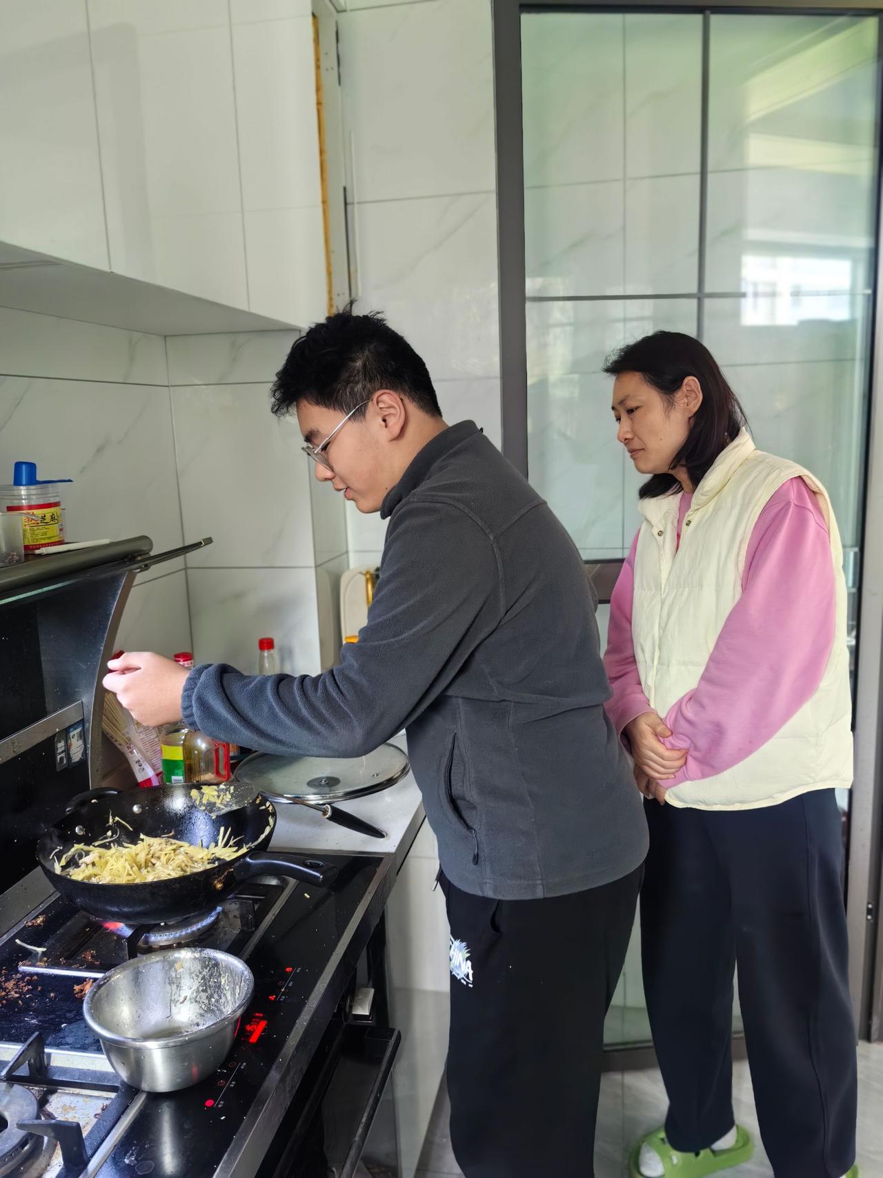 一个学业繁重依然承担家务的儿子，和那个颐指气使吃饱了等饿的妈妈。内容太过真实