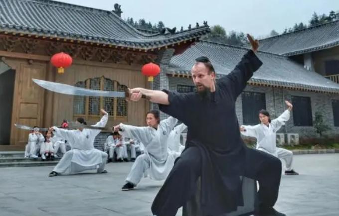 在武当山习武14年，美国男子金发变黑发！
这是什么原理，难道是中国的食物或环境决