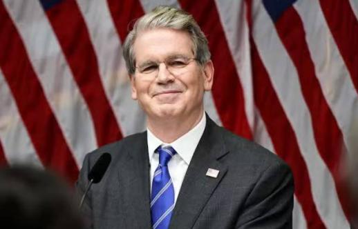 狐狸尾巴终于露出来了！一个把伊朗制裁了几十年的国家，突然主动给伊朗“开绿灯”；一
