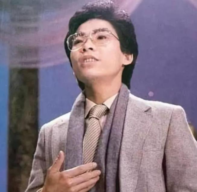 1984年，歌手张明敏得知我国举办亚运会的经费，还差了6亿的缺口时，毅然决然的卖
