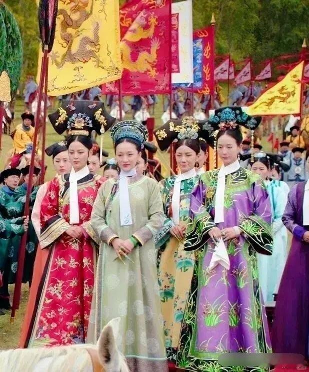 终于知道如懿哪里不对劲了！大家戴旗头她戴钿子，大家戴钿子她非得戴旗头[黑线]是不