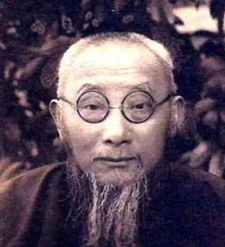 1938年，一个大汉奸在家里宴请日军。突然，有女人哭喊着：“救命啊！”大汉奸跑出