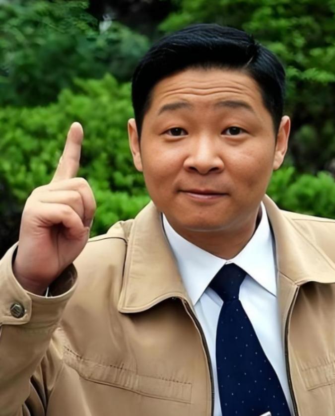 2022年，主持人问赵亮：“你以前跟张国立演戏的，现在怎么去养鸡了”？赵亮说：“