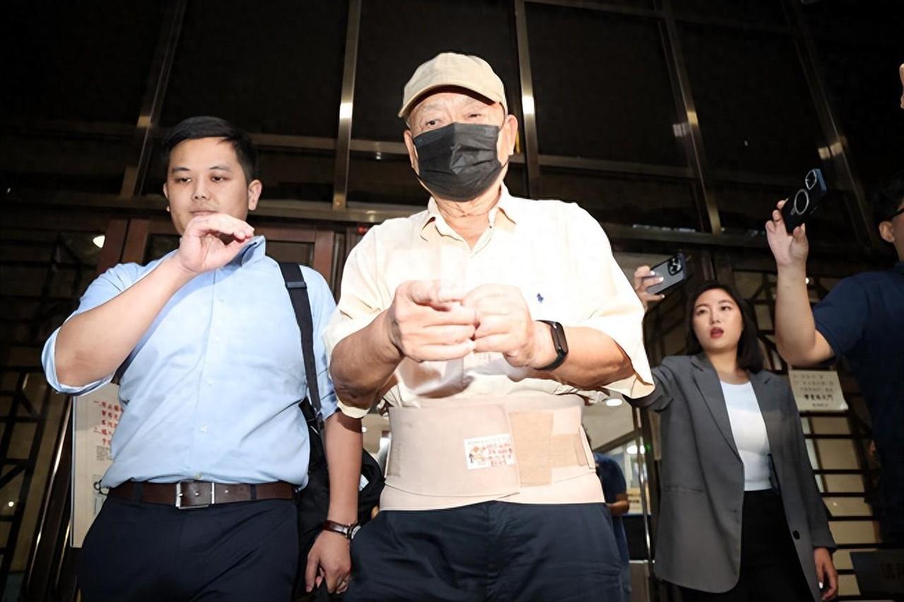 快讯：柯文哲团队的财务负责人李文宗与朱亚虎今日（28日）清晨被裁定羁押候审！