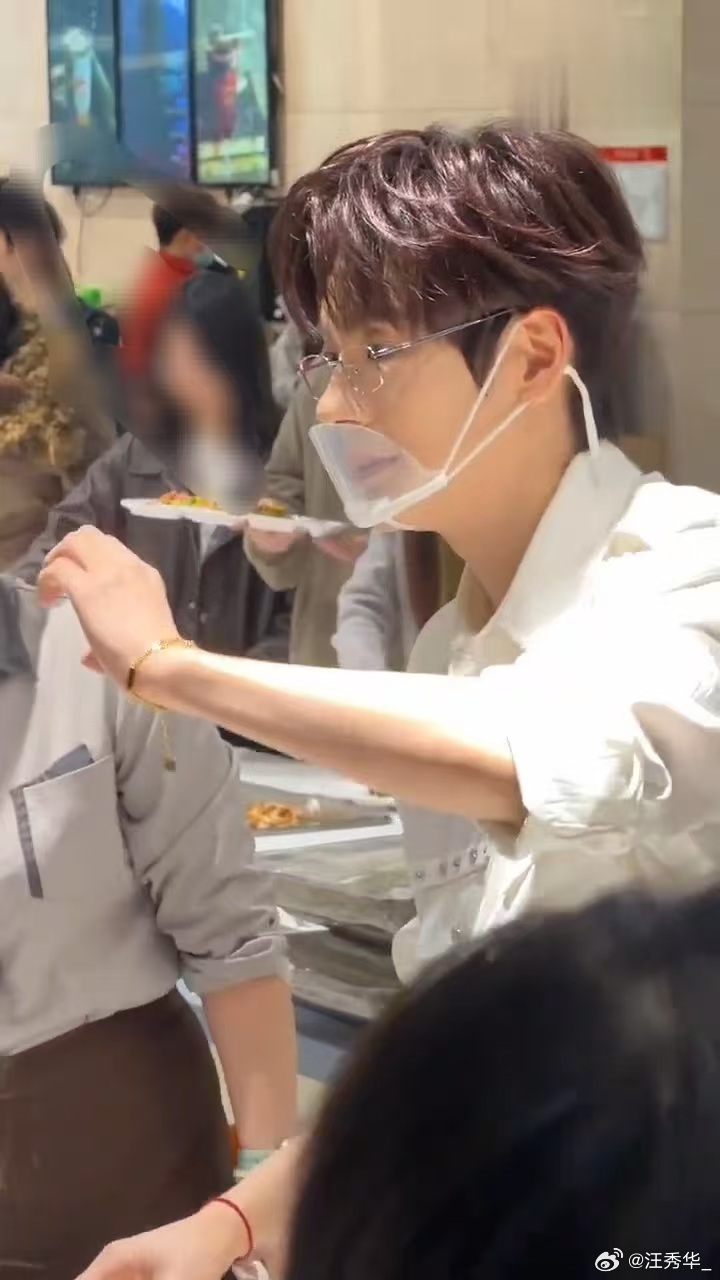 魏哲鸣一边饭撒一边撒饭 别人是正经饭撒，魏哲鸣是饭撒+撒饭双在线，主打一个真诚又