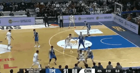 继伟关键的超远三分球中国男篮vs中国台北男篮中国男篮战胜中国台北男篮