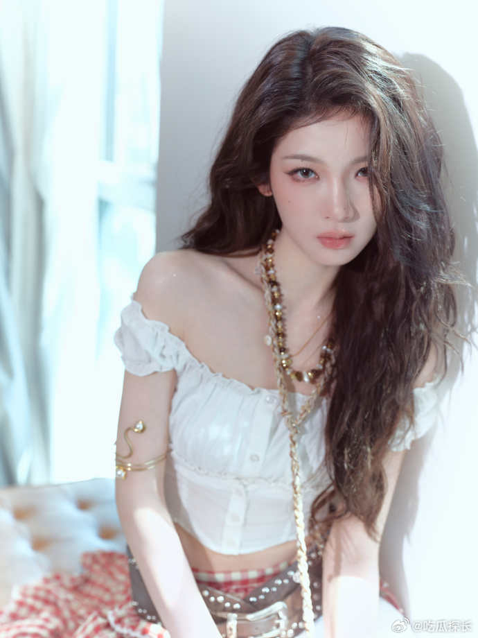 张淼怡青岛音乐节造型 张淼怡在音乐节的波浪披肩卷发太迷人了，今天的造型太适合她了