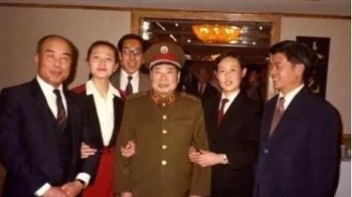 1990年，79岁的杨得志娶了比自己小24岁的石莉，新婚夜，杨老将军动情的握住石