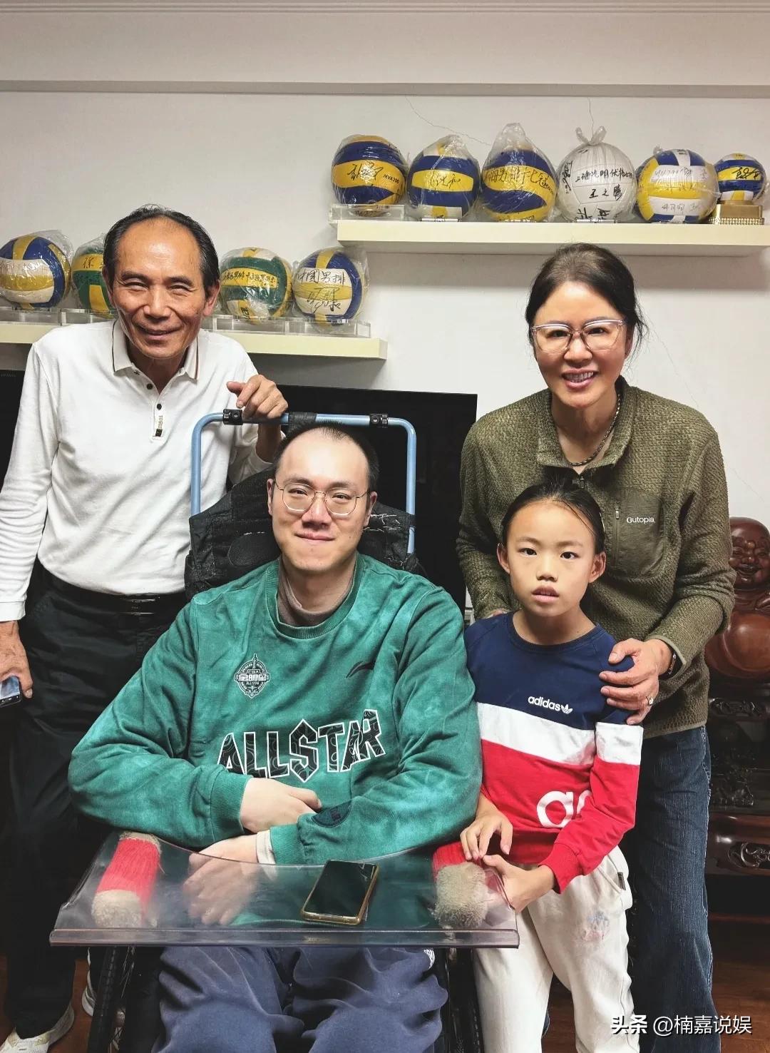 郎平晒照去探望老朋友汤淼，曾经的国家队男排主力。
画面中，44岁的汤淼，穿着绿色