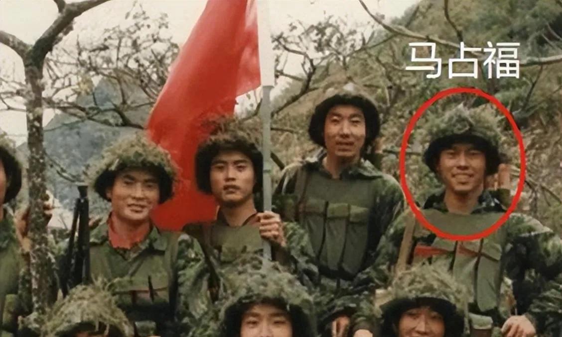 1987年，对越自卫反击战一等英雄马占福牺牲后，战友们前往马占福的家乡看望他的母