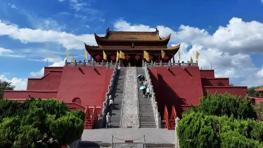 宋代宫殿建筑以“规制严谨、布局对称”为核心营造理念，既延续了古代皇家建筑的等级秩