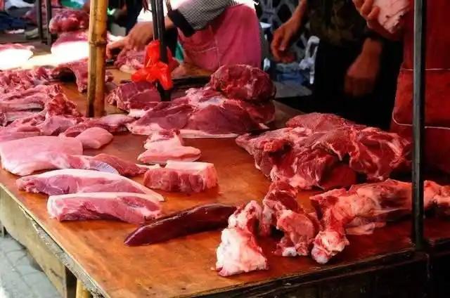 浙江丽水，一位刚做完手术的大姐，红着脸走到肉摊前，小声问道：老板，能给我点猪油吗