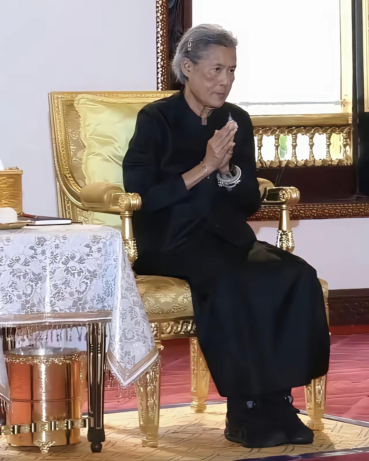 诗琳通公主能看懂典故与体会意境，在海外王室里几乎独一份，有几层关键原因：
 
1