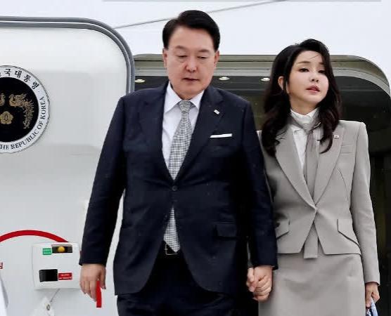 金建希去了美国，参加联合国大会。
她脸部光滑白嫩，像是剥壳鸡蛋。