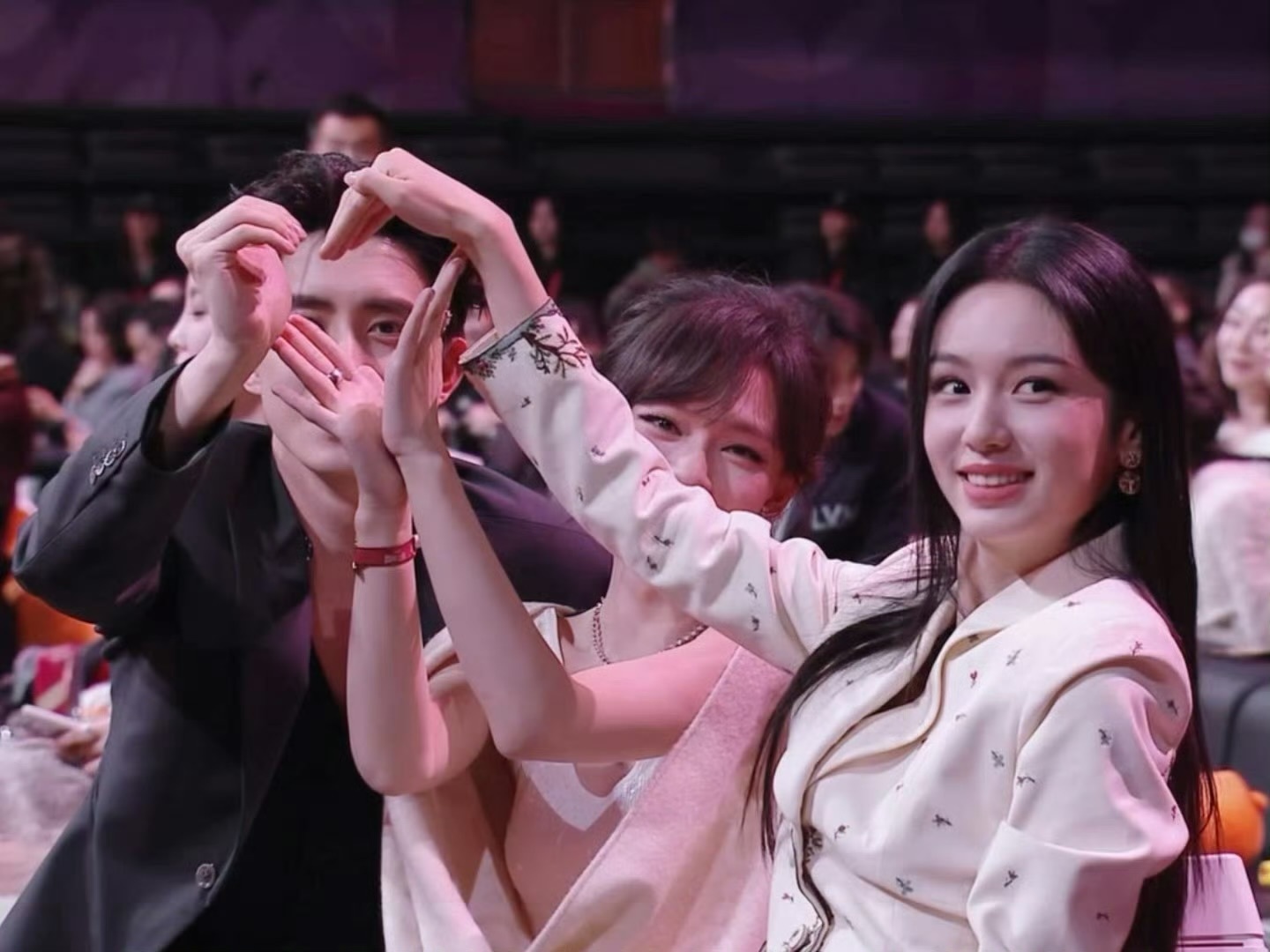 在忙着比心敖瑞鹏周也文淇在干嘛文淇周也敖瑞鹏花式比心