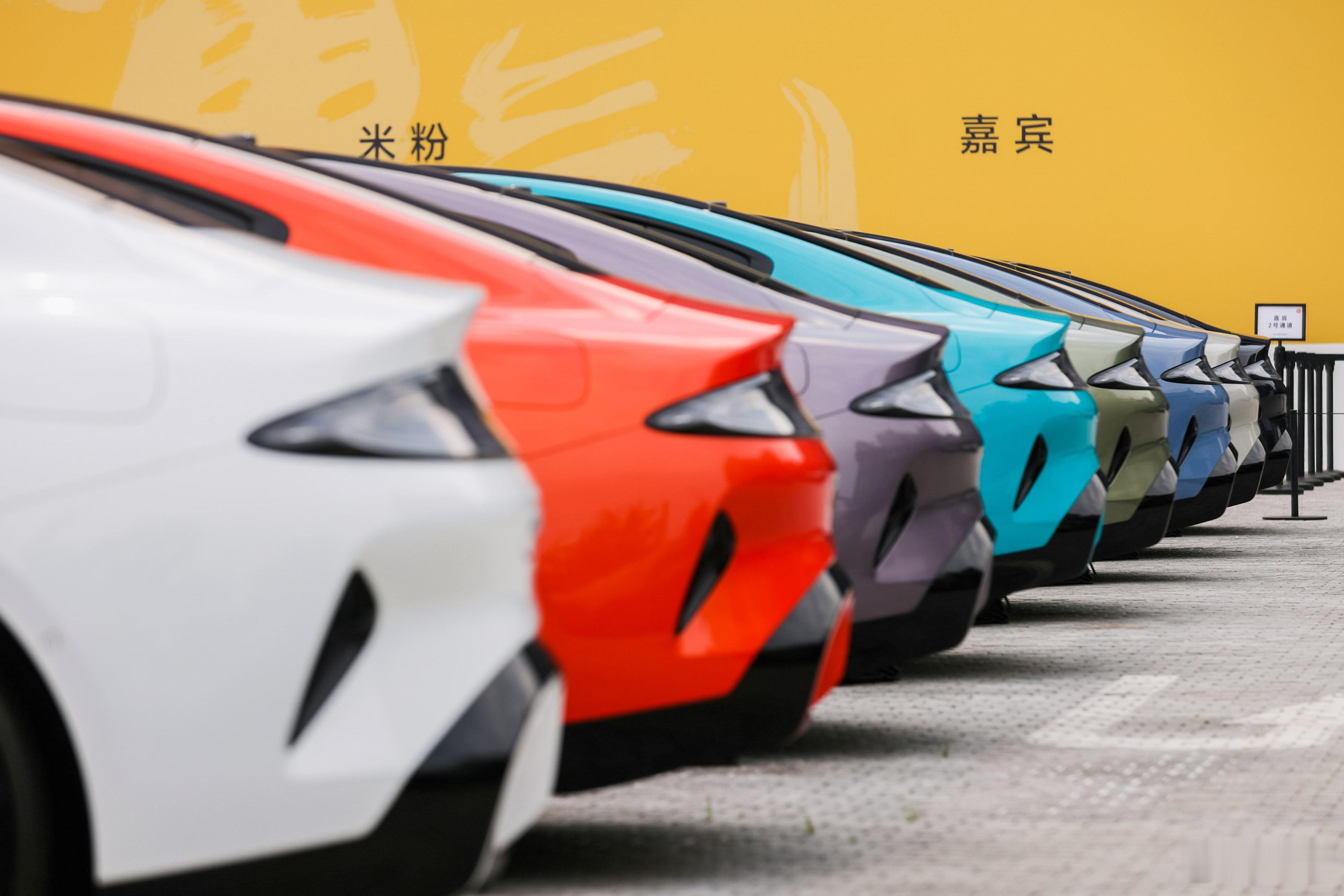 一年一度的小米科技春晚，这次来了些新朋友。车主们自驾小米SU7来听#雷军年度演讲