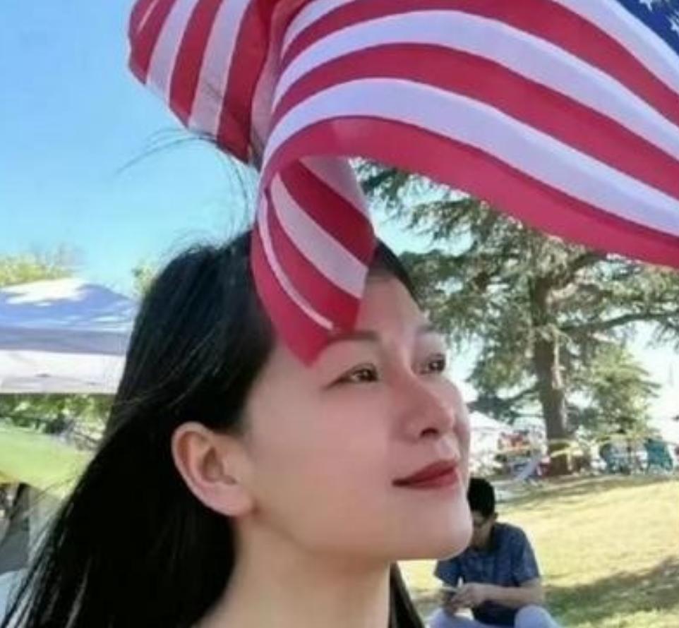 中国知名美女作家称在国内压抑不自由，让她活不下去，于是她抛弃父母，带着年幼的女儿