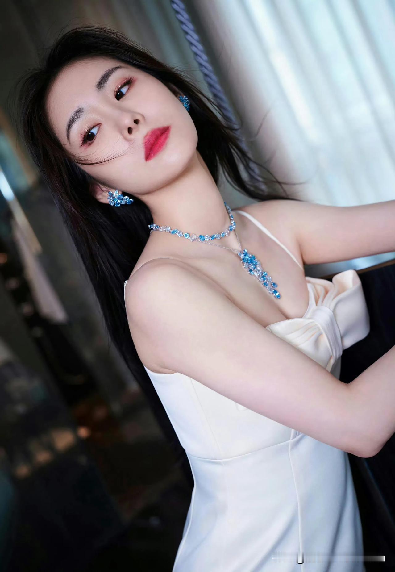 张碧晨这项链挺亮眼的哈