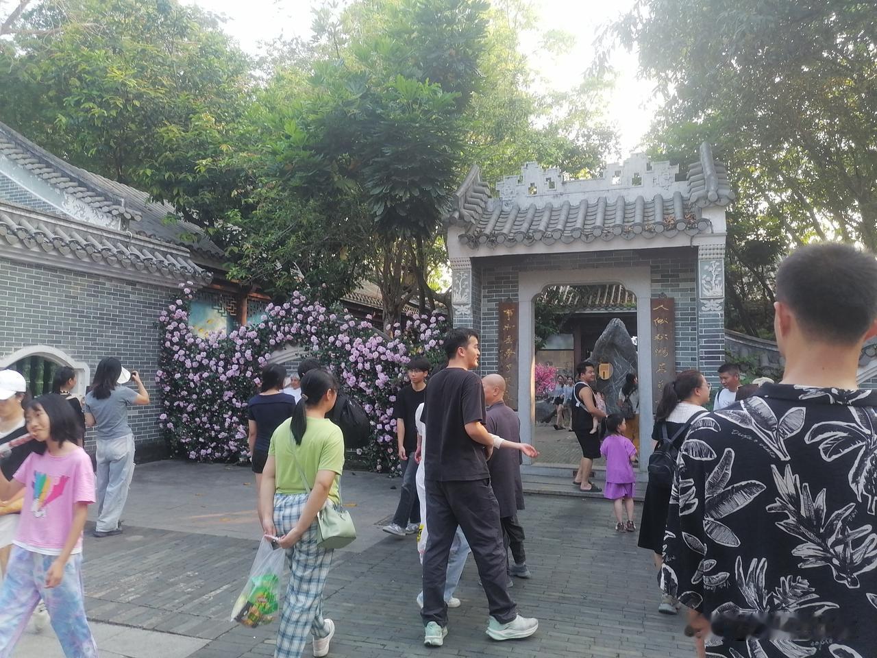 这里是热门打卡地，吸引大批俊男靓女老人小孩来一饱眼福，拍照留念！