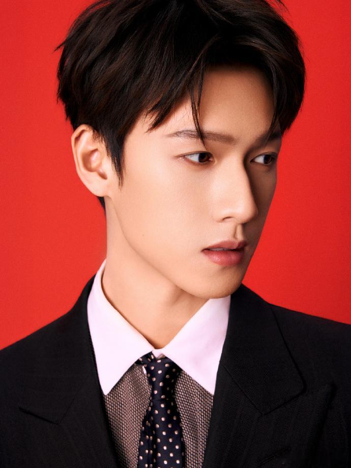 李昀锐黑西装出图李昀锐黑西装全方位出图🈶，真的是带的也太权威了吧，黑色西装和他