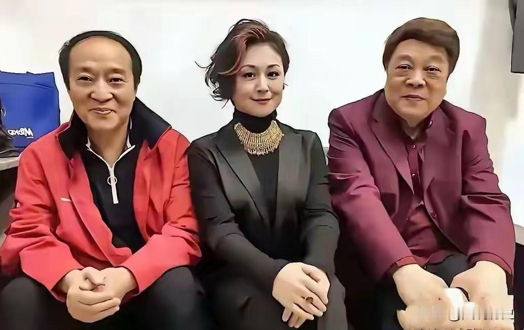 这张珍贵合影拍摄于2018年！
三位老艺术家的一张珍贵合影，照片最左边的那位是牛