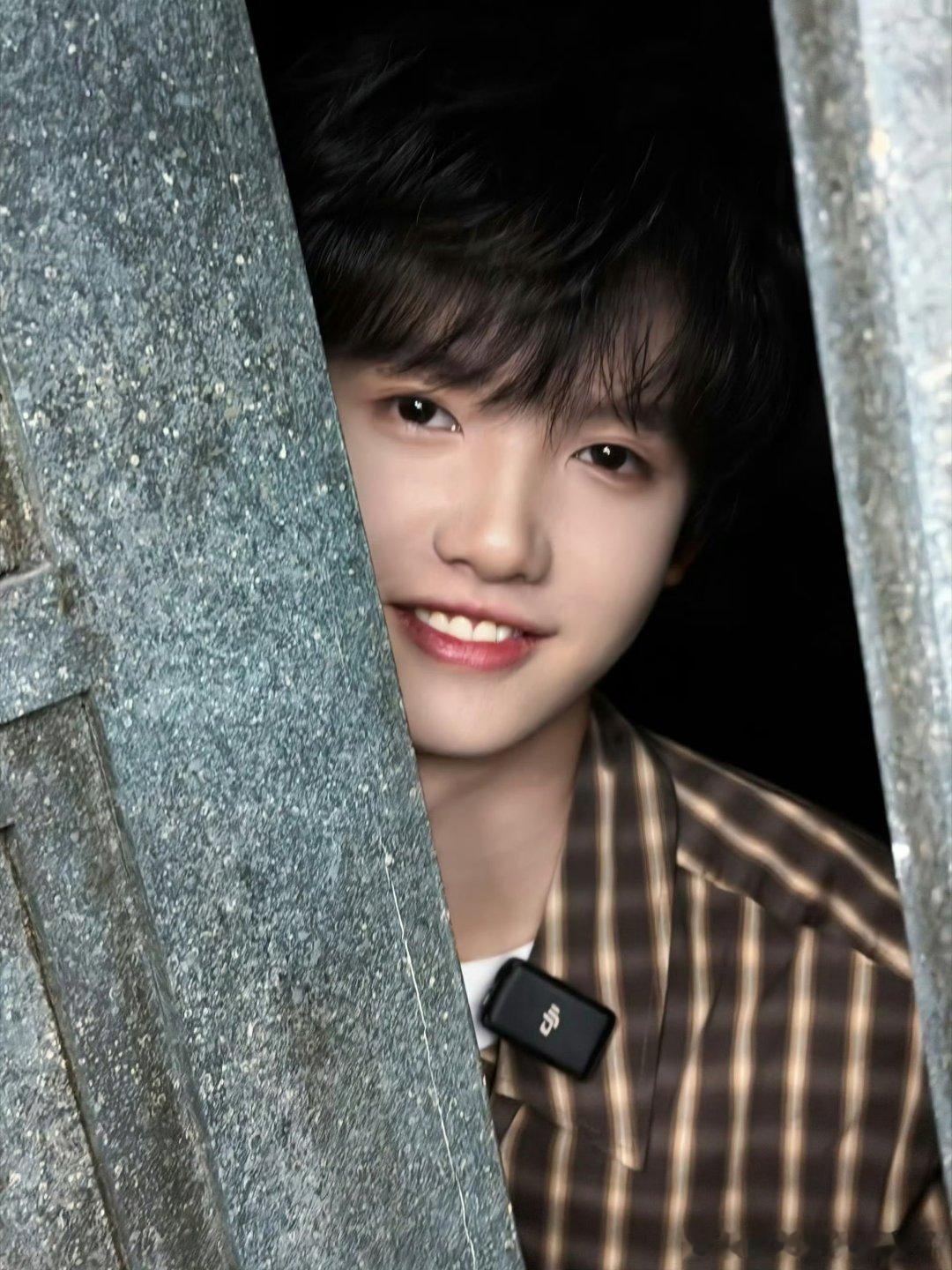 张奕然自拍 不做乖乖少年，今日主打随性搞怪，张奕然自拍萌趣加倍🥳 