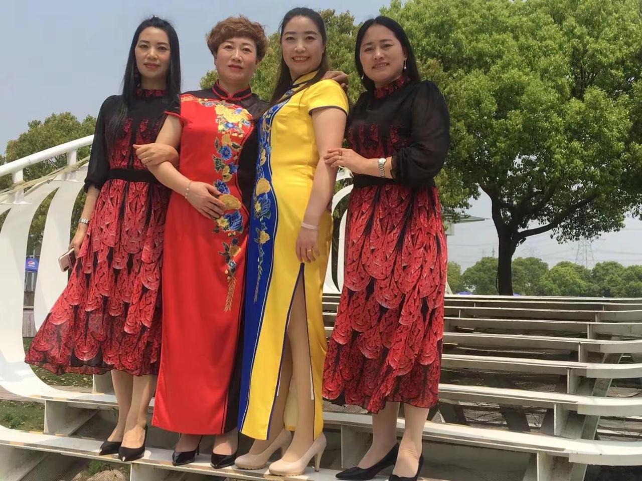 舞台上的姐妹们个个美丽动人 旗袍美女风采展示 红裙子艺术团