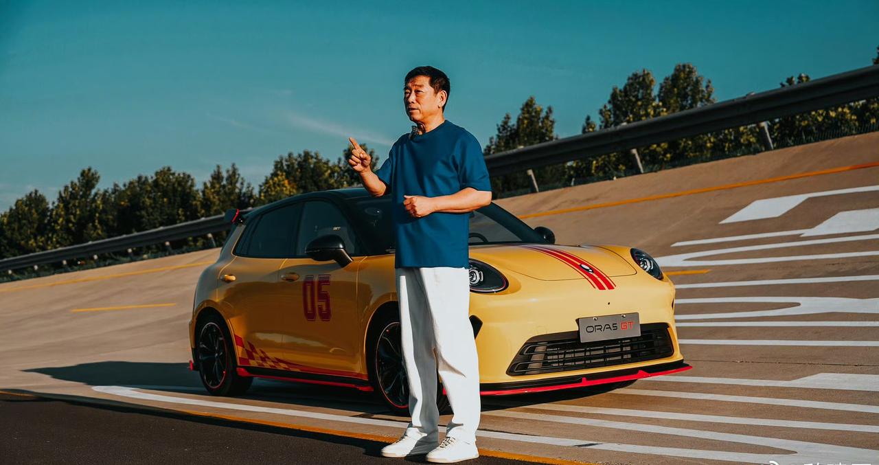 老魏亲自下场带货，在试验场地轻轻松松把欧拉5GT飙到193km/h，稳的一匹。老