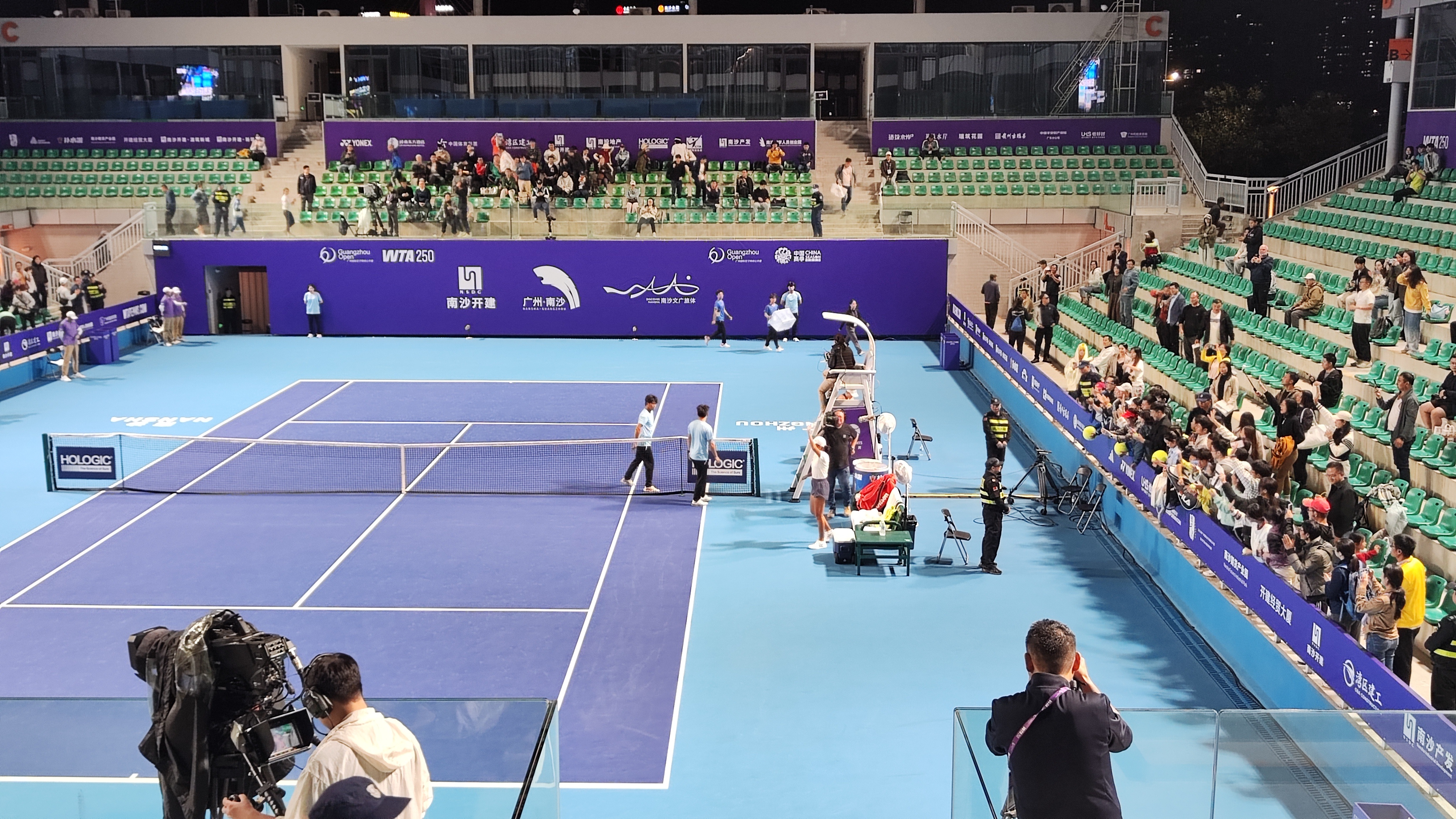 趁着赢球的东风，抽三位朋友，各送一张明天广网的门票吧。关注我，，明早八点开奖。一