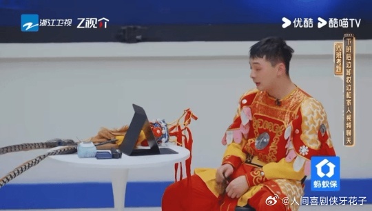 吴镇宇六旬老汉被震撼懵了无限超越班 雪饼猴穿戴齐全耍棍，行云流水。吴镇宇在台下嘴